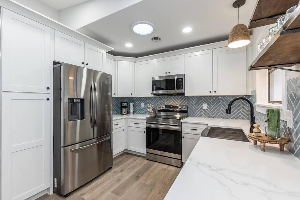 Island Joy - Newly Renovated/Walk To The Beach! Oak Island Exterior foto